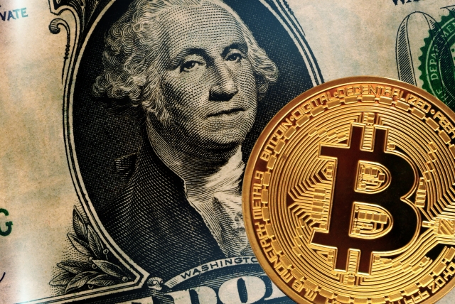 ビットコインと旧紙幣のイメージ画像