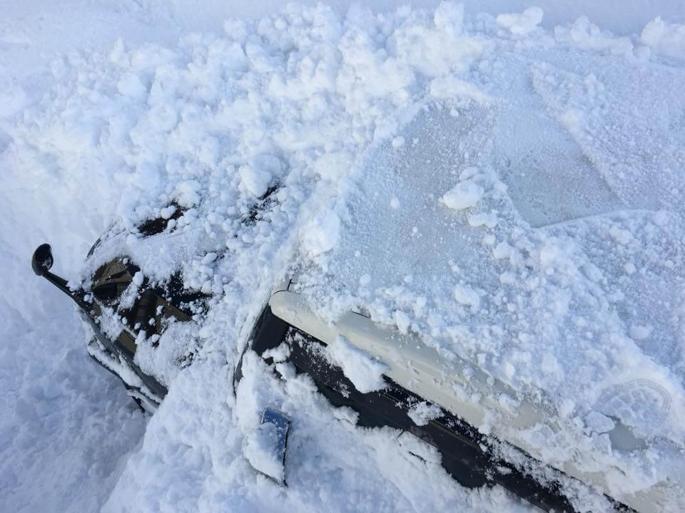 雪に埋もれたマイカーのFJクルーザーの様子