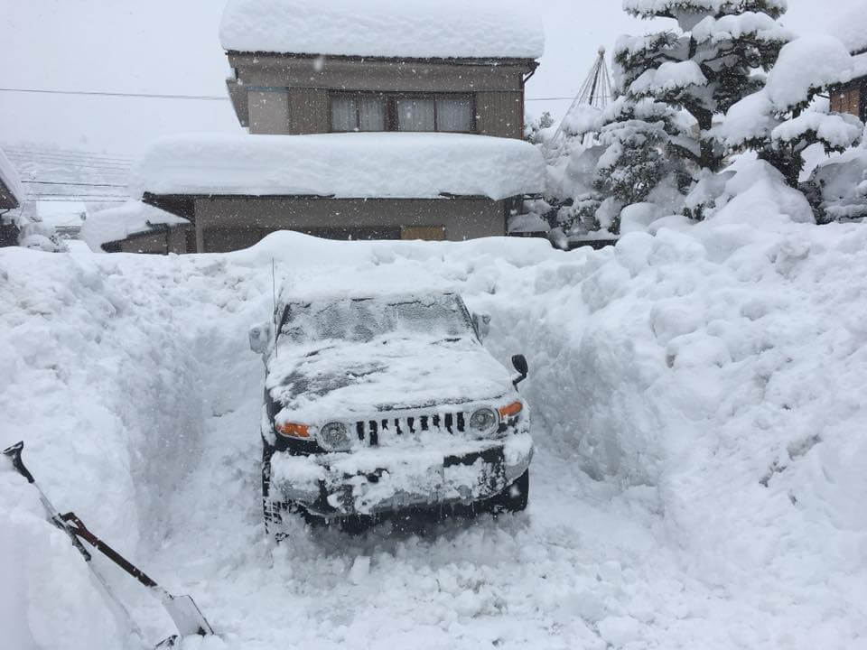 2月の福井豪雪に埋もれたマイカーのFJクルーザーの様子