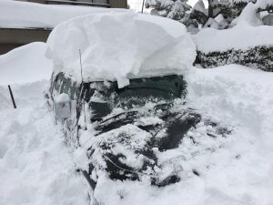 雪の中に埋もれた僕の車の様子