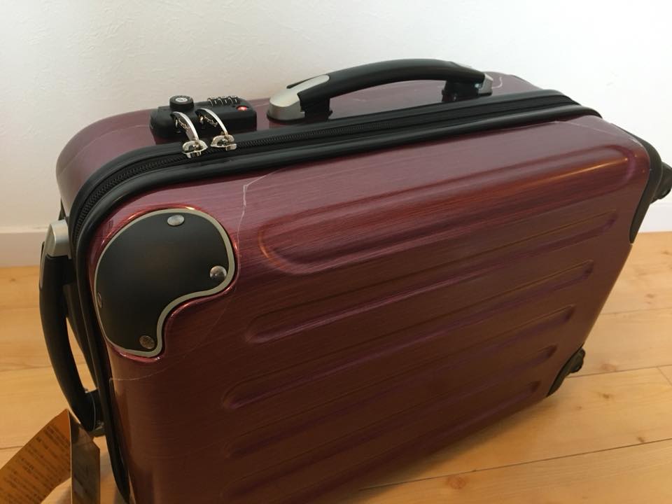 長崎県佐世保市へのふるさと納税でもらった返礼品のキャリースーツケースの全体画像
