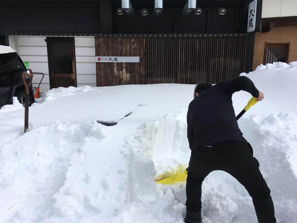 福井の焼肉店「大蔵（たいぞう）」の雪かきの様子