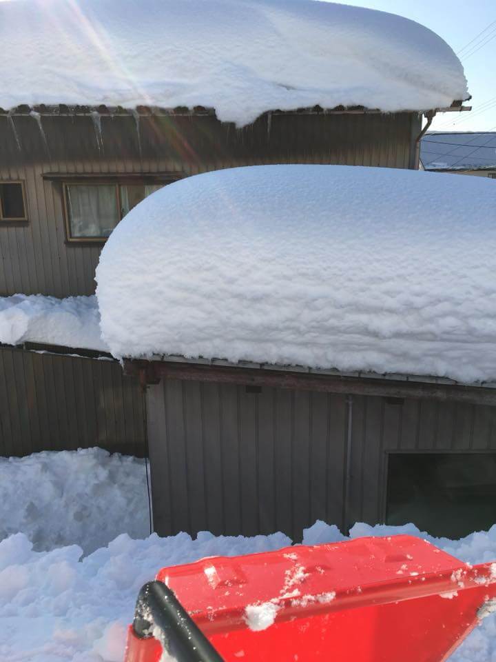 江尻が丘の自宅の屋根の上に積もった雪の様子